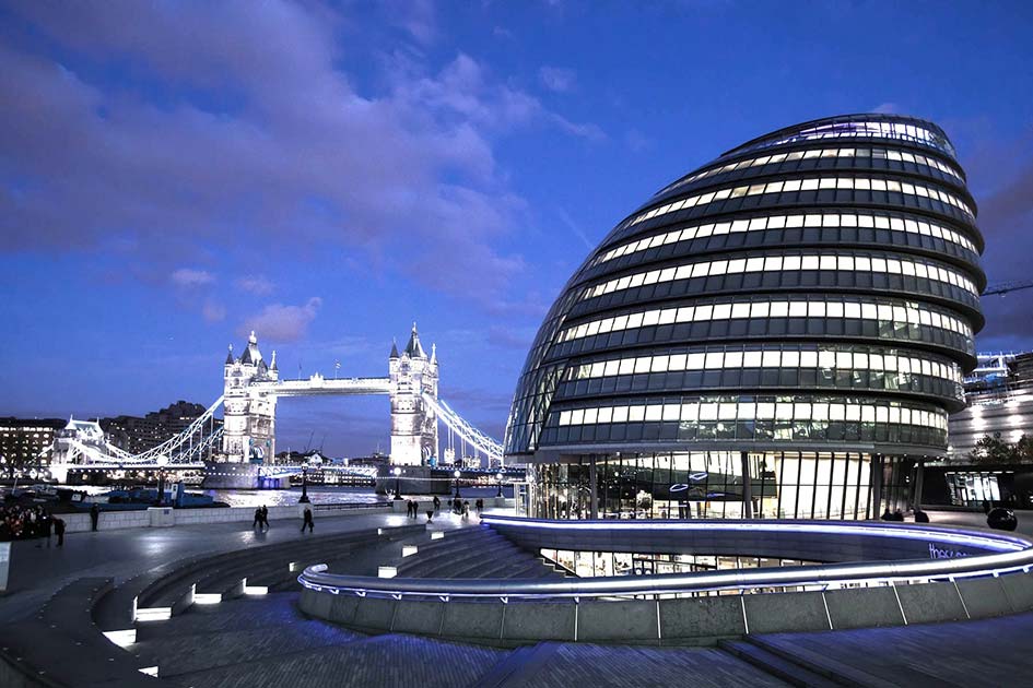 Explore the enchanting twilight view of a London bridge skillfully captured by Limina Studios. Immerse yourself in our portfolio for captivating twilight photography, offering a glimpse into iconic landmarks around the world, including this stunning bridge in London.